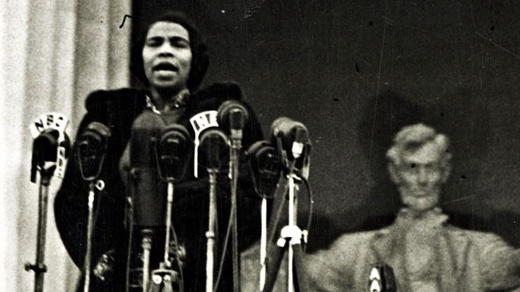Marian Anderson singing at the Lincoln Memorial in 1939